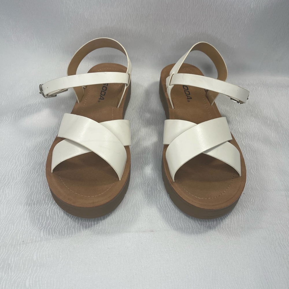 Moda Women's Cream and Tan Sandals NWOT